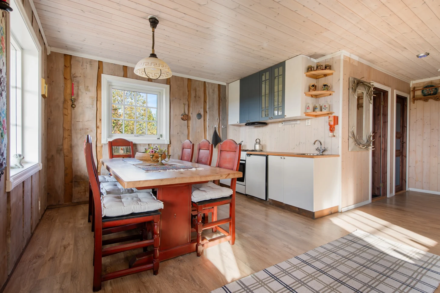 Moderne norsk hytte med solcelleanlegg og stor terrasse - Vis bilde 19 av 38