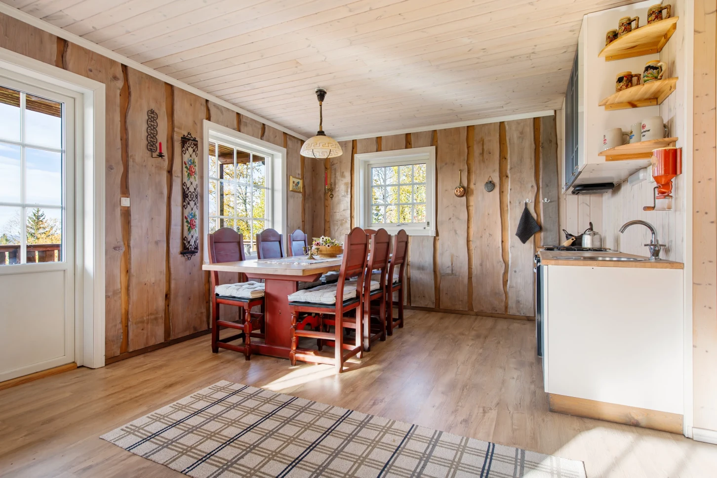 Moderne norsk hytte med solcelleanlegg og stor terrasse - Vis bilde 21 av 38