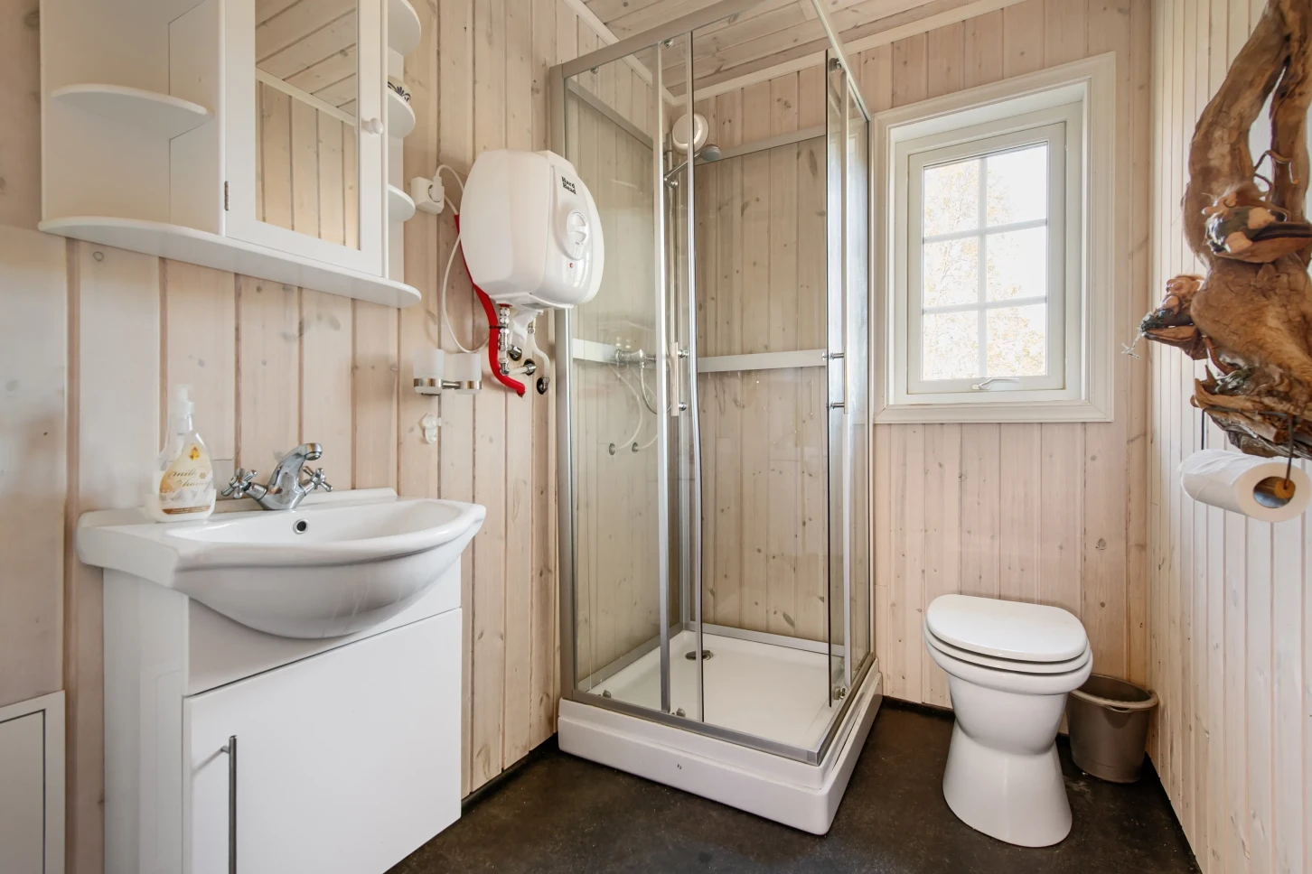 Moderne norsk hytte med solcelleanlegg og stor terrasse - Vis bilde 23 av 38