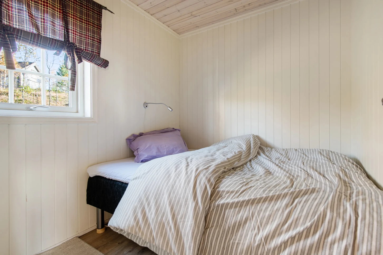 Moderne norsk hytte med solcelleanlegg og stor terrasse - Vis bilde 24 av 38