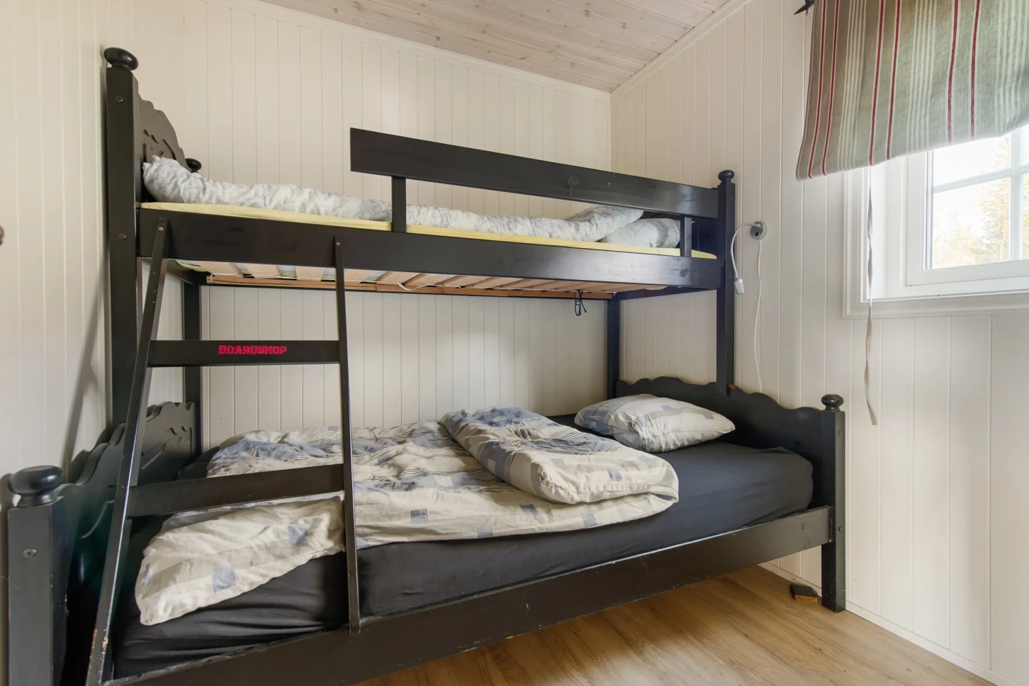 Moderne norsk hytte med solcelleanlegg og stor terrasse - Vis bilde 25 av 38