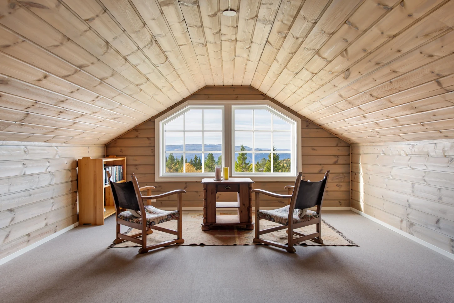 Moderne norsk hytte med solcelleanlegg og stor terrasse - Vis bilde 27 av 38