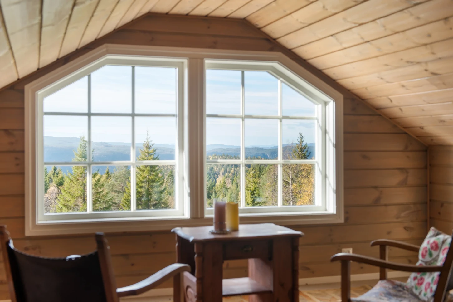 Moderne norsk hytte med solcelleanlegg og stor terrasse - Vis bilde 28 av 38