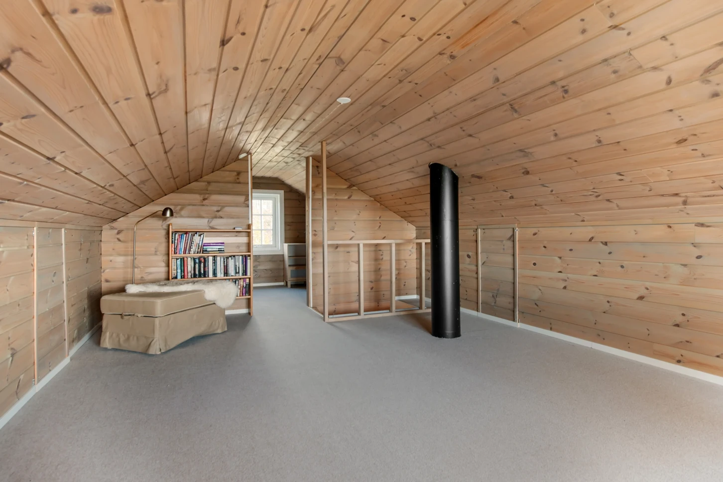 Moderne norsk hytte med solcelleanlegg og stor terrasse - Vis bilde 32 av 38