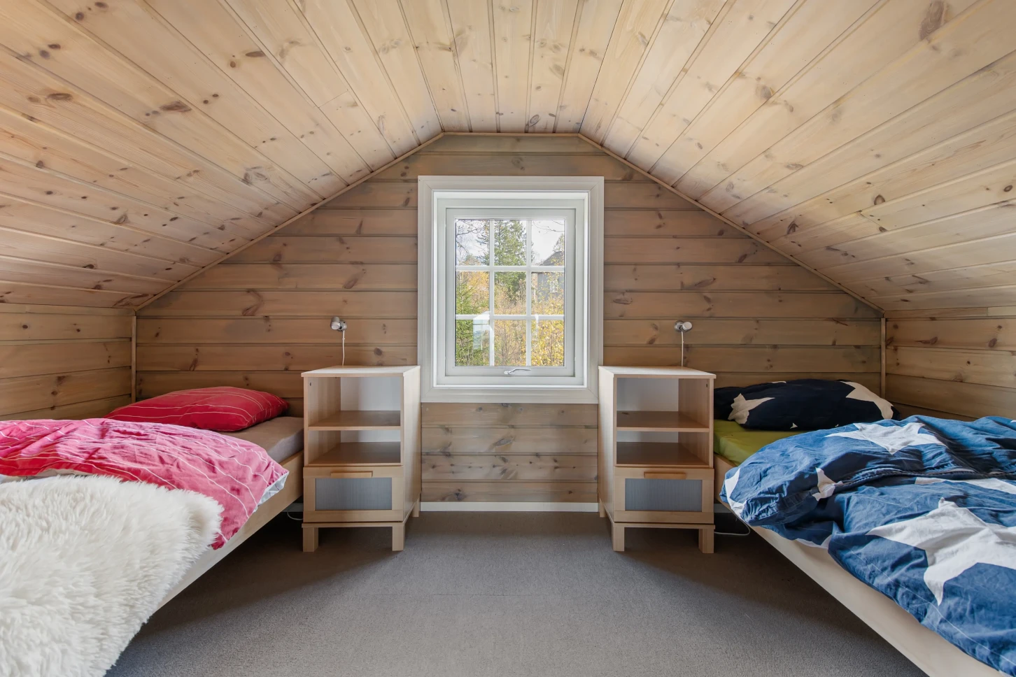 Moderne norsk hytte med solcelleanlegg og stor terrasse - Vis bilde 33 av 38