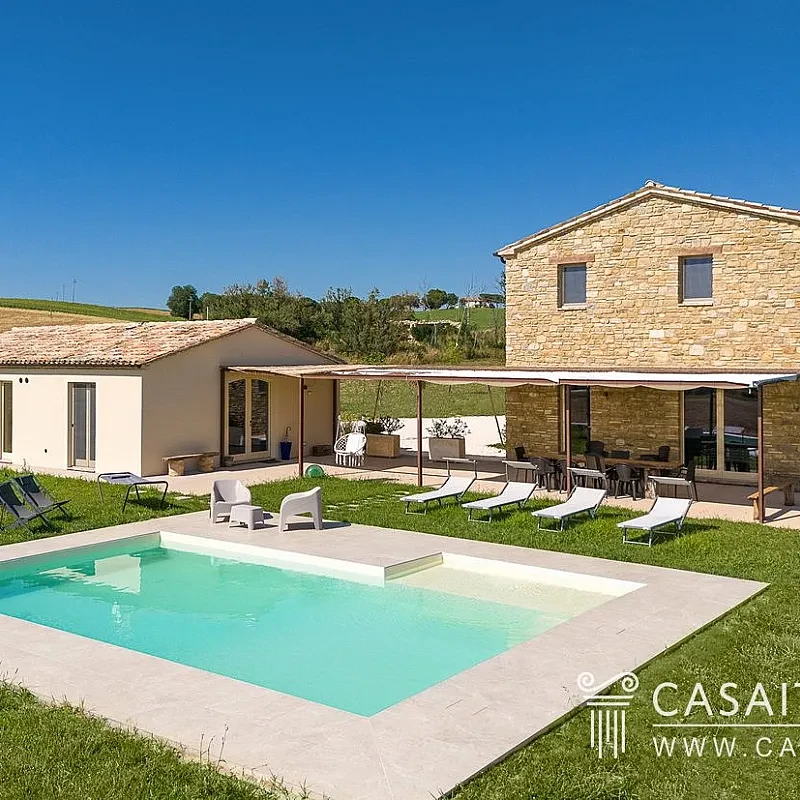 Ekspansiv bondegård med 5 soveværelser, pool og have i Cingoli, Marche