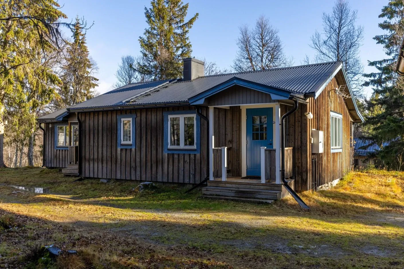 1960-luvulta peräisin oleva maalaistalo, jossa on laaja tontti ja viisi makuuhuonetta, sijaitsee Bruksvallarnassa - Image 1