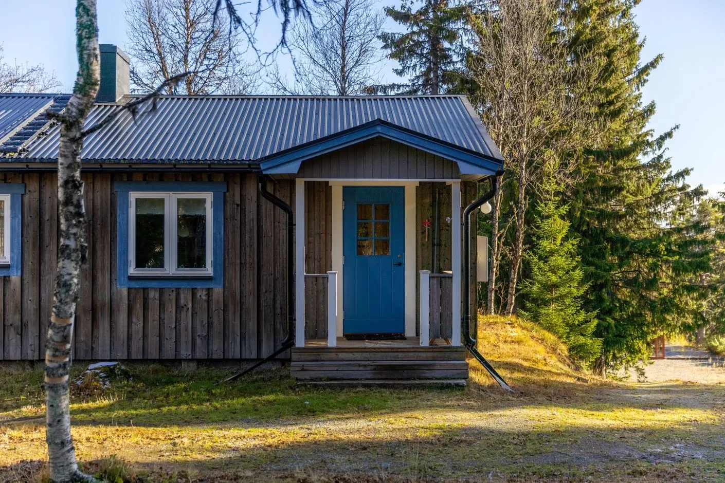 1960-luvulta peräisin oleva maalaistalo, jossa on laaja tontti ja viisi makuuhuonetta, sijaitsee Bruksvallarnassa - Image 2