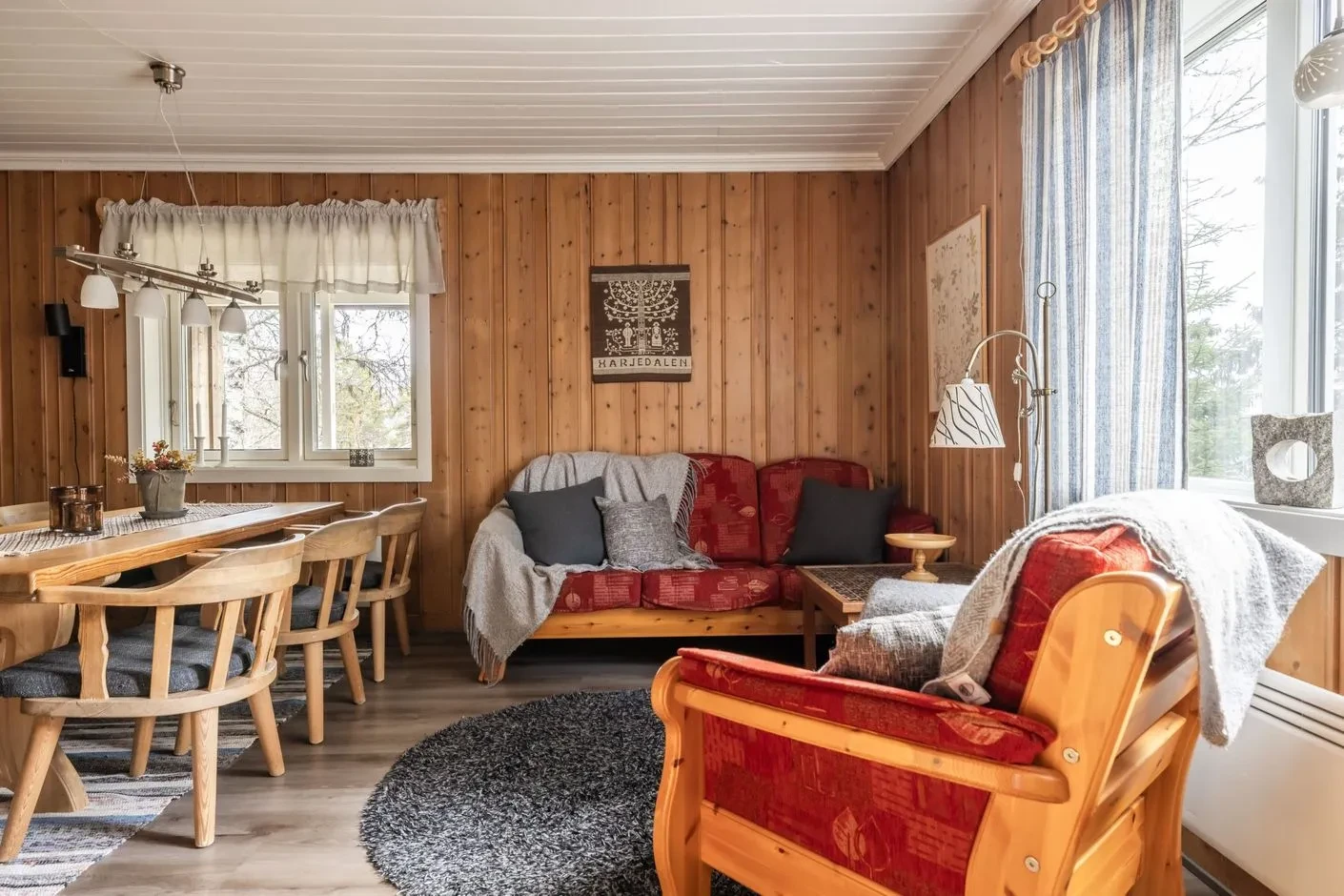 1960-luvulta peräisin oleva maalaistalo, jossa on laaja tontti ja viisi makuuhuonetta, sijaitsee Bruksvallarnassa - Näytä kuva 11 / 57