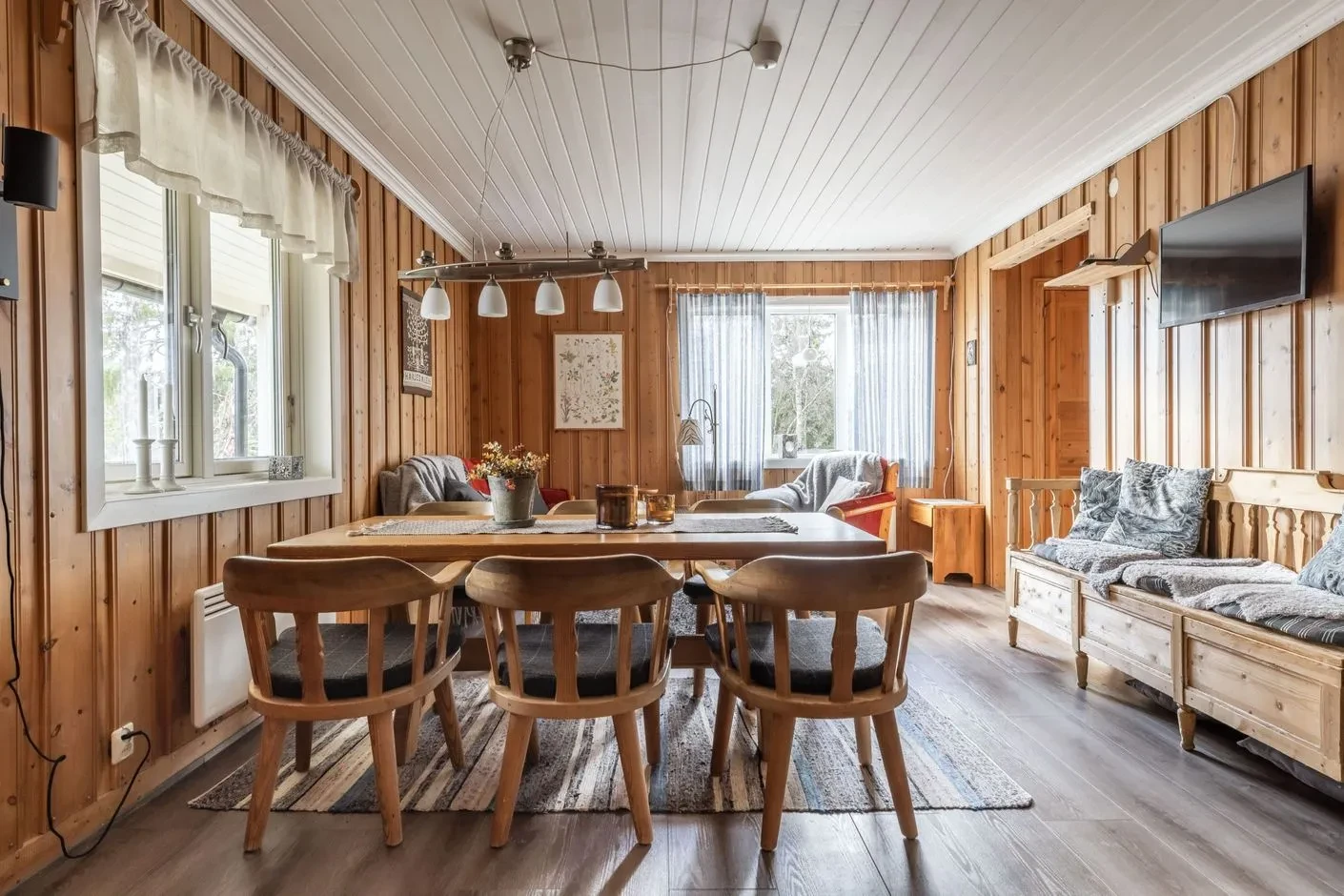 1960-luvulta peräisin oleva maalaistalo, jossa on laaja tontti ja viisi makuuhuonetta, sijaitsee Bruksvallarnassa - Näytä kuva 12 / 57