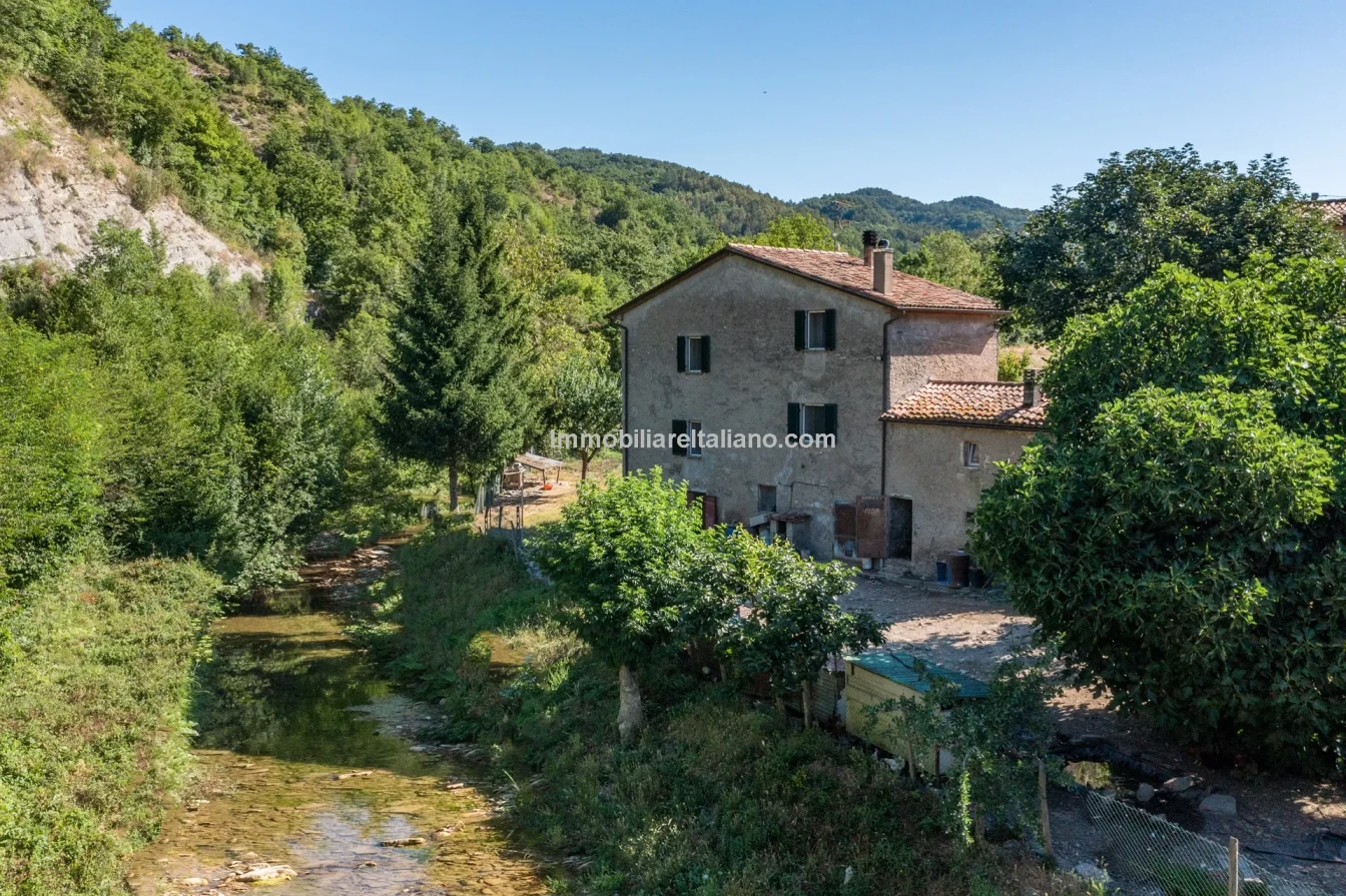 Bondegård med vingård og vidstrakt tomt på landsbygda i Umbria - Image 2