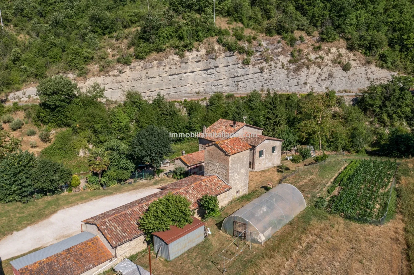 Bondegård med vingård og vidstrakt tomt på landsbygda i Umbria - Vis bilde 9 av 45