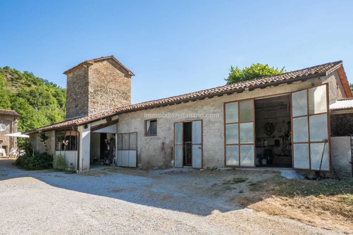 Bondegård med vingård og vidstrakt tomt på landsbygda i Umbria - Vis bilde 23 av 45