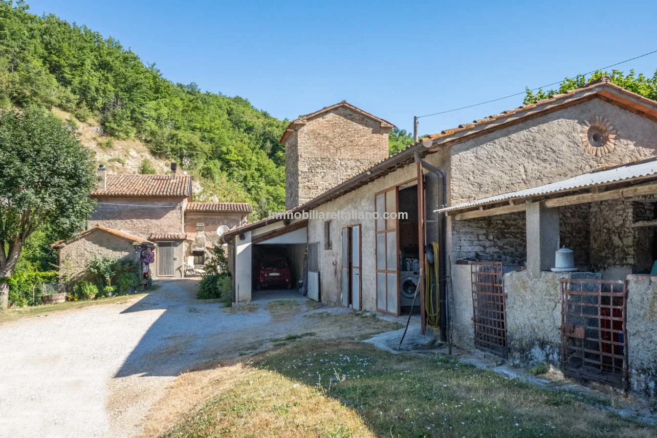 Bondegård med vingård og vidstrakt tomt på landsbygda i Umbria - Vis bilde 25 av 45
