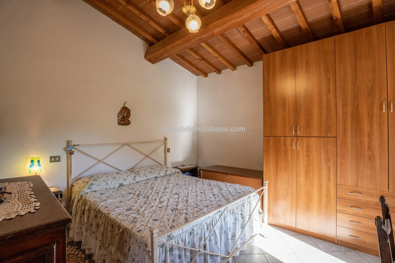 Bondegård med vingård og vidstrakt tomt på landsbygda i Umbria - Vis bilde 37 av 45