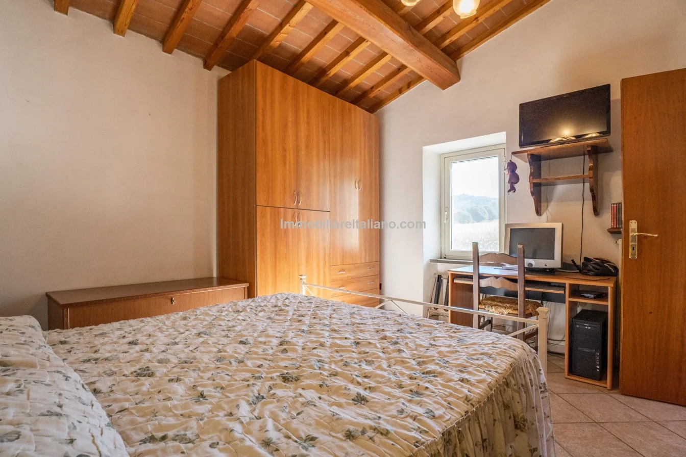 Bondegård med vingård og vidstrakt tomt på landsbygda i Umbria - Vis bilde 38 av 45