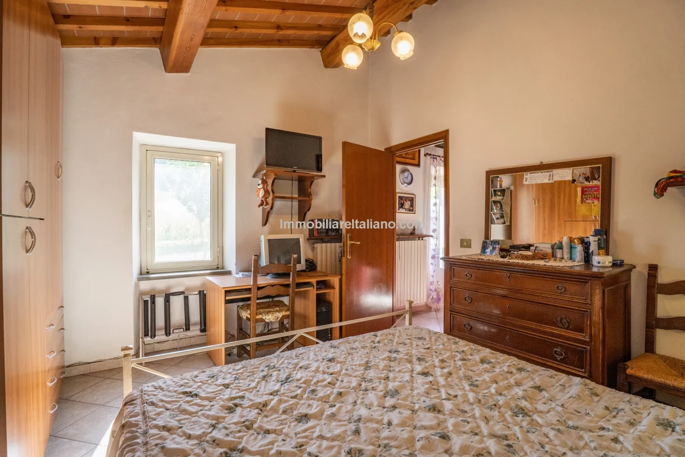 Bondegård med vingård og vidstrakt tomt på landsbygda i Umbria - Vis bilde 39 av 45