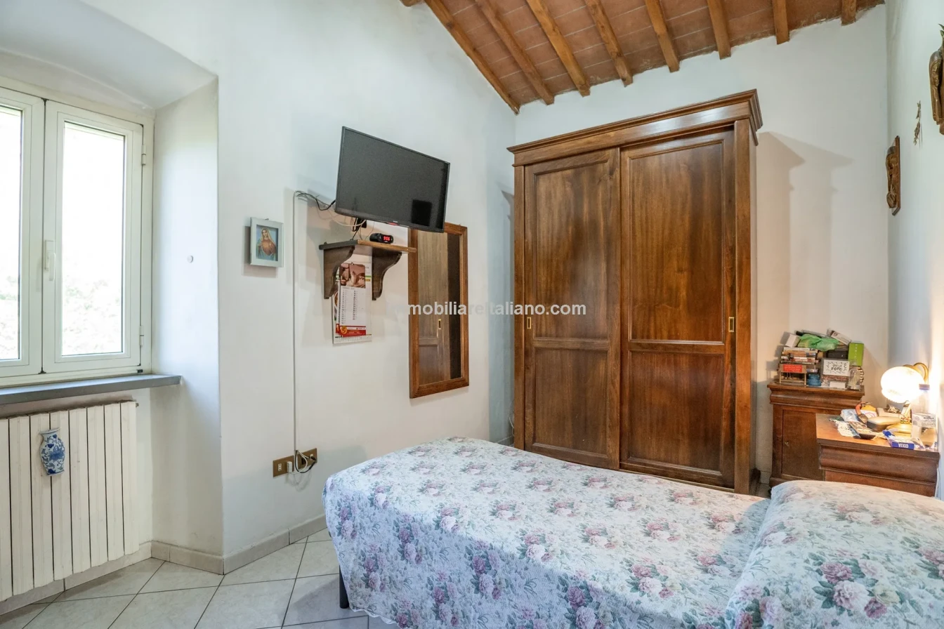 Bondegård med vingård og vidstrakt tomt på landsbygda i Umbria - Vis bilde 42 av 45