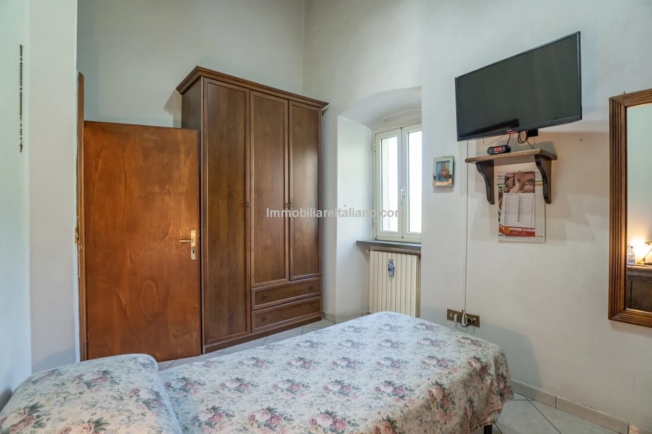 Bondegård med vingård og vidstrakt tomt på landsbygda i Umbria - Vis bilde 43 av 45