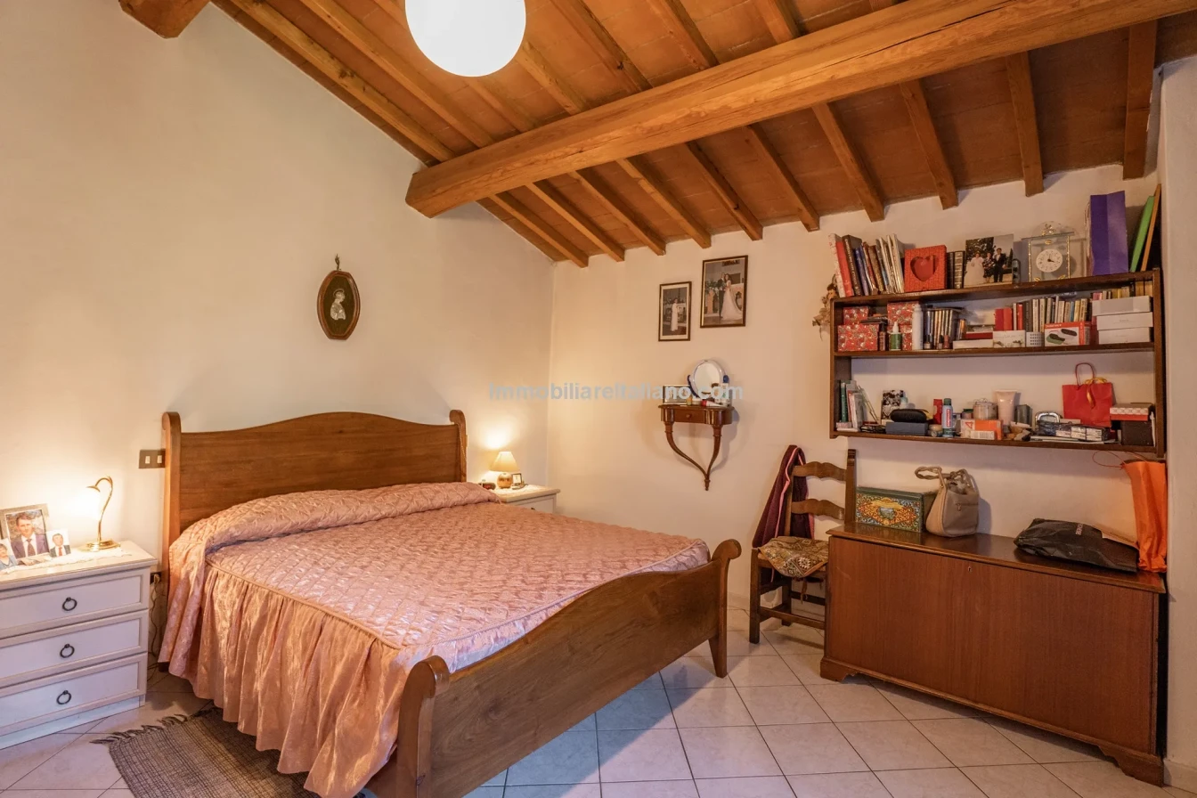 Bondegård med vingård og vidstrakt tomt på landsbygda i Umbria - Vis bilde 44 av 45