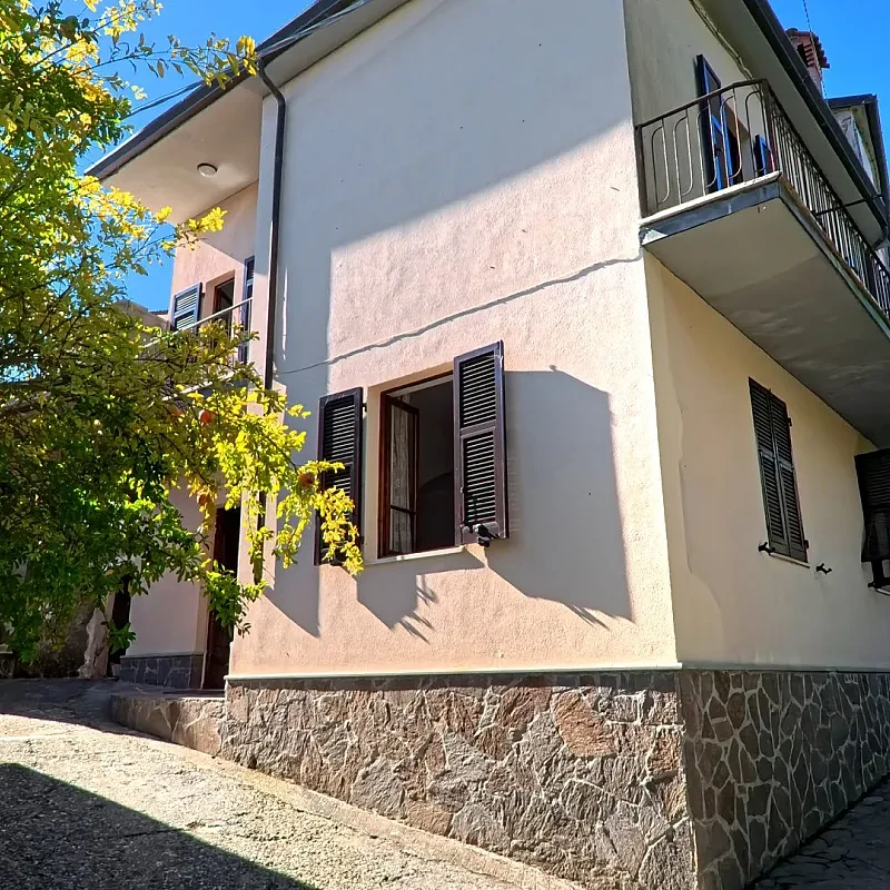 Toscansk landsbyhus med stalde og have i Aulla
