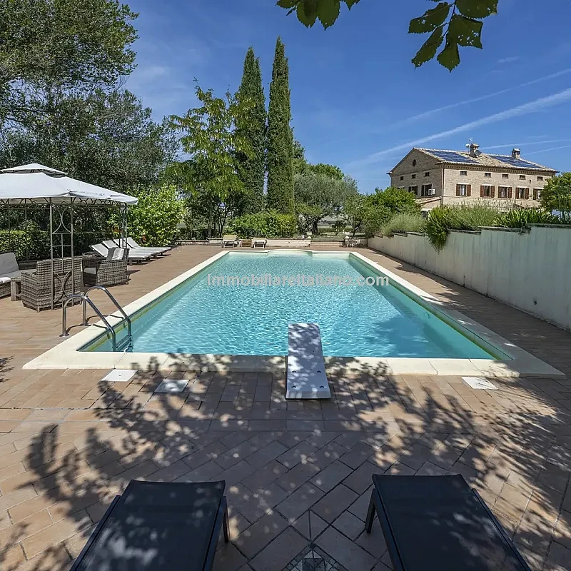 Moderne bondegård med 4 soveværelser, pool og gæstehus i Marche, Italien