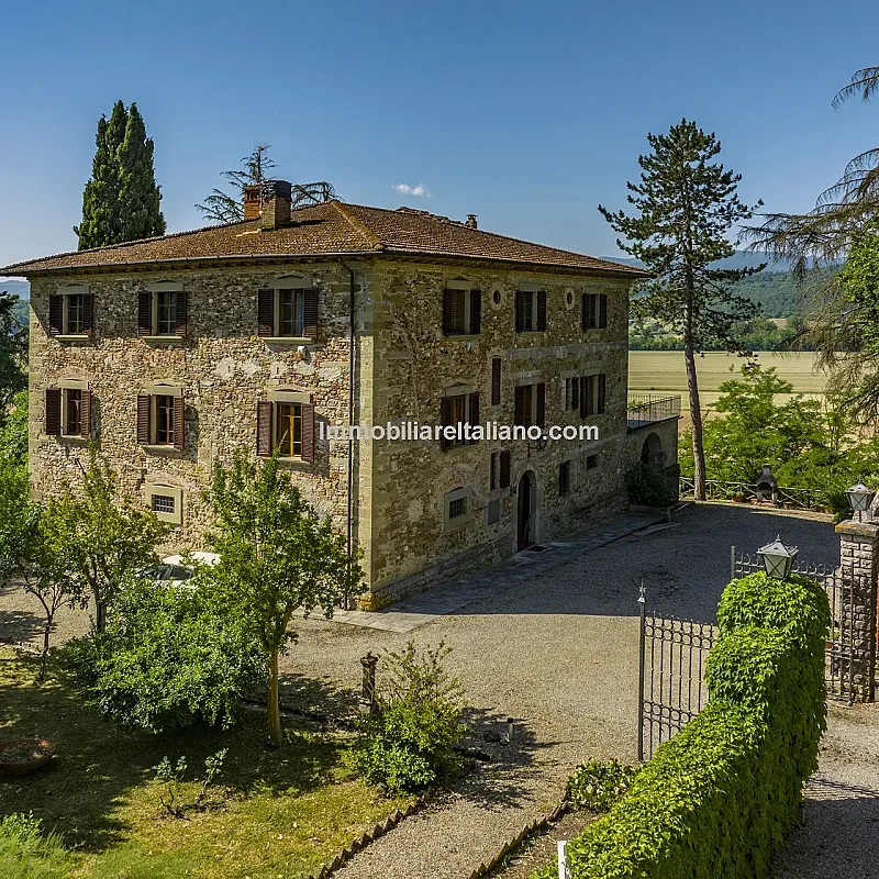 Historisk villa nær Anghiari med kunstnerisk arv og potentiale for olivenlunde