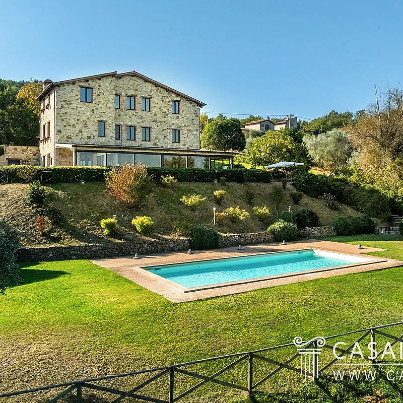 Ferme spacieuse de 14 chambres avec piscine et jardin dans la campagne de l'Ombrie