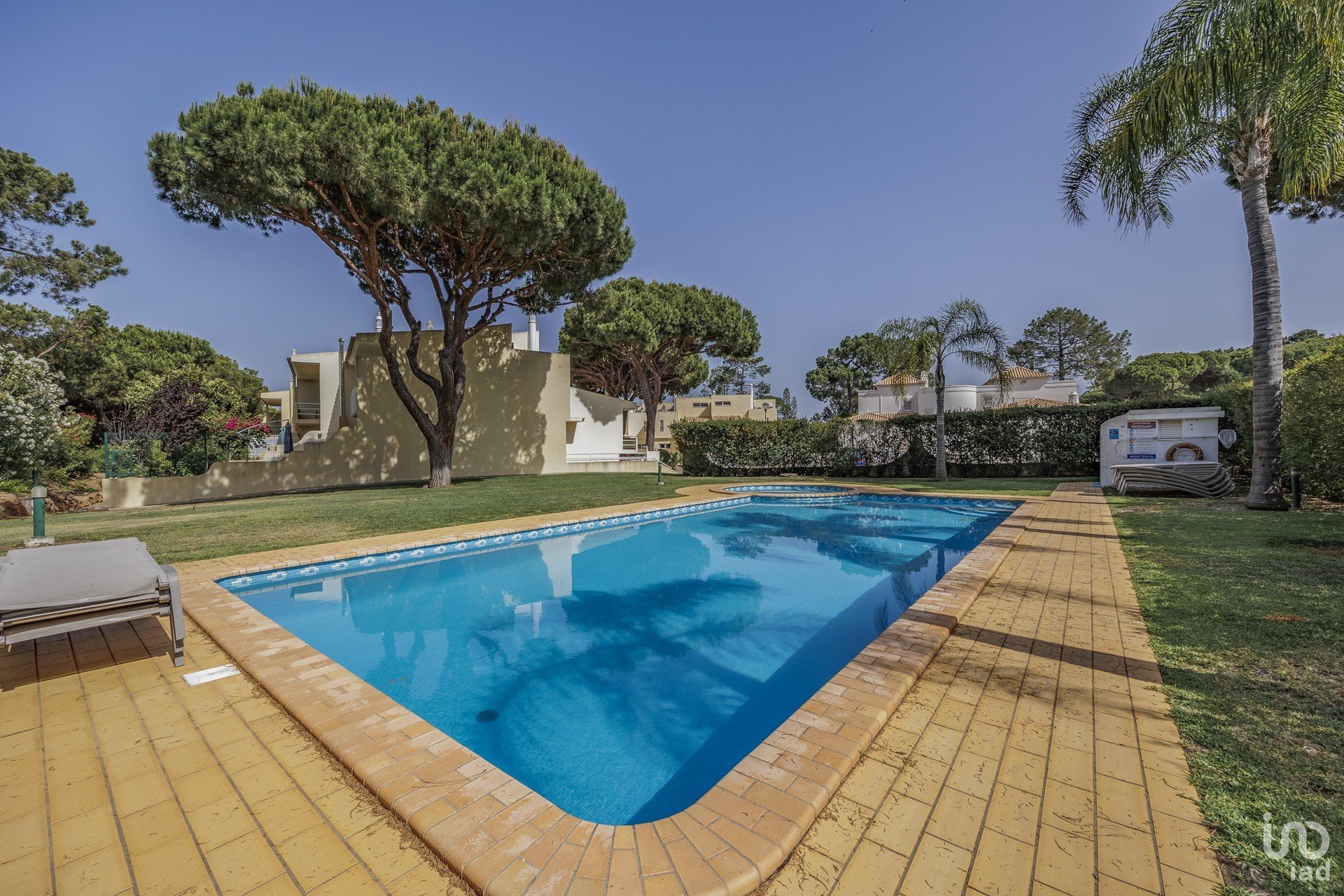 Elegante adosado de 4 dormitorios con piscina y jardín en Quarteira, Portugal - Ver imagen 24 de 29