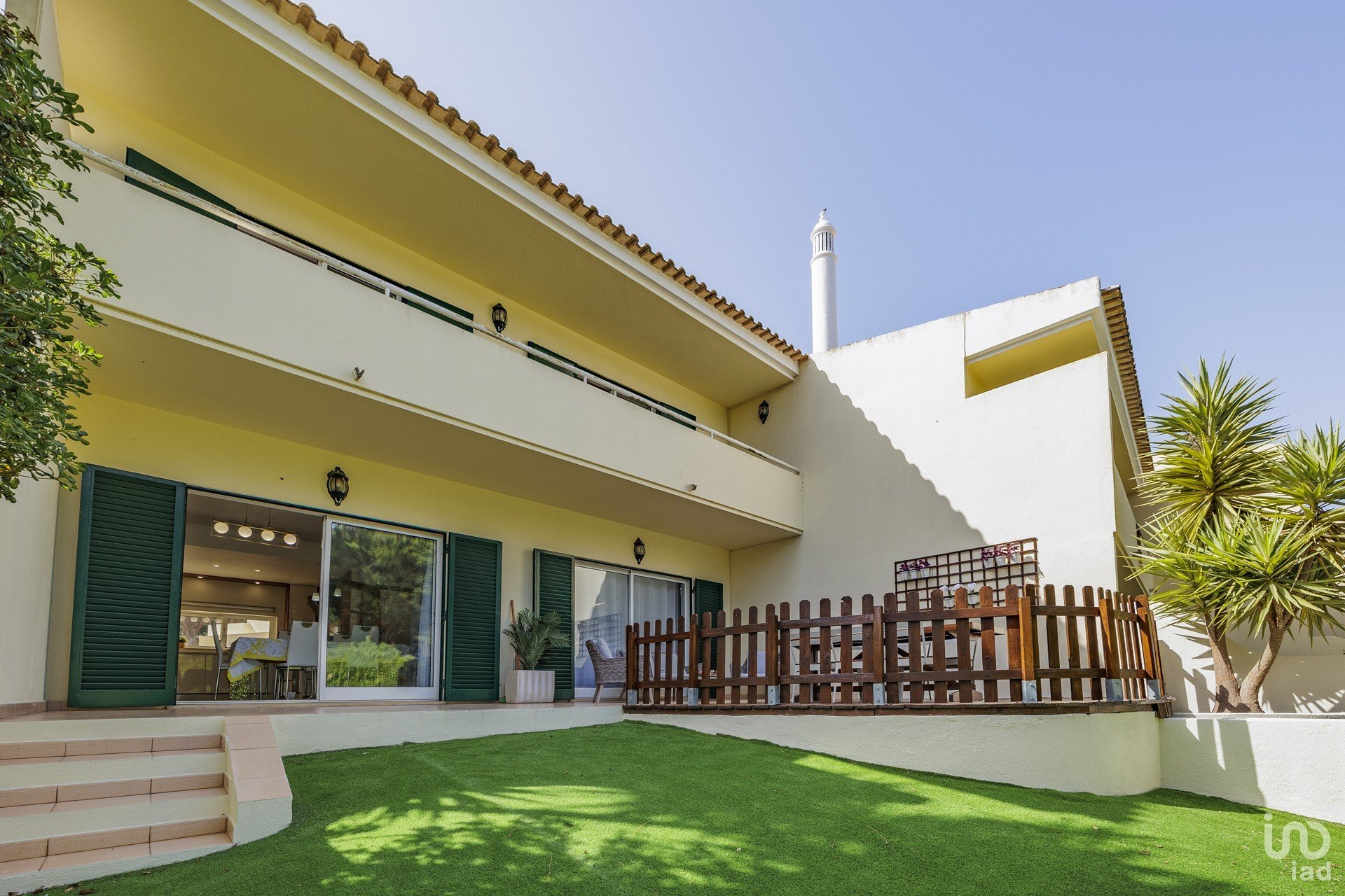 Elegante adosado de 4 dormitorios con piscina y jardín en Quarteira, Portugal - Ver imagen 25 de 29