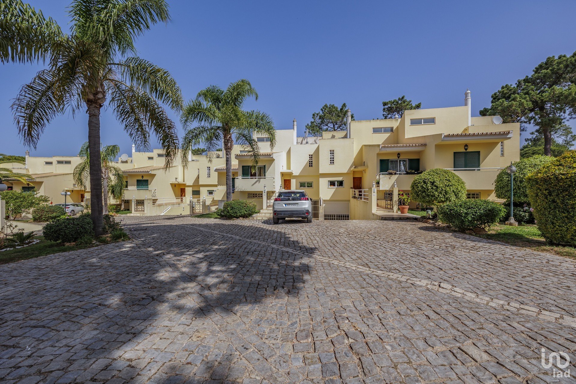 Elegante adosado de 4 dormitorios con piscina y jardín en Quarteira, Portugal - Ver imagen 27 de 29
