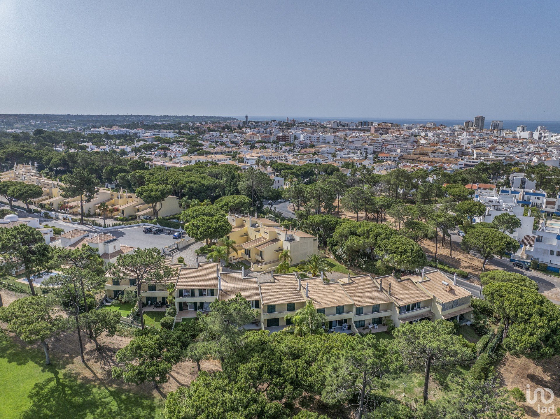 Elegante adosado de 4 dormitorios con piscina y jardín en Quarteira, Portugal - Ver imagen 29 de 29