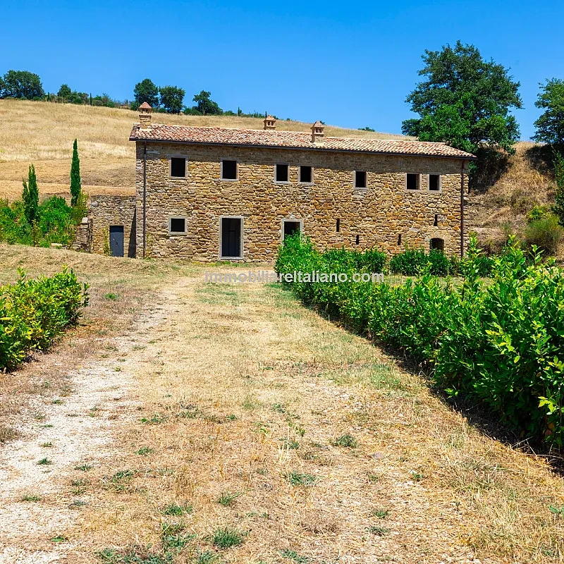 Ekspansiv umbrisk bondegård med 5 soveværelser og stor have i Città di Castello