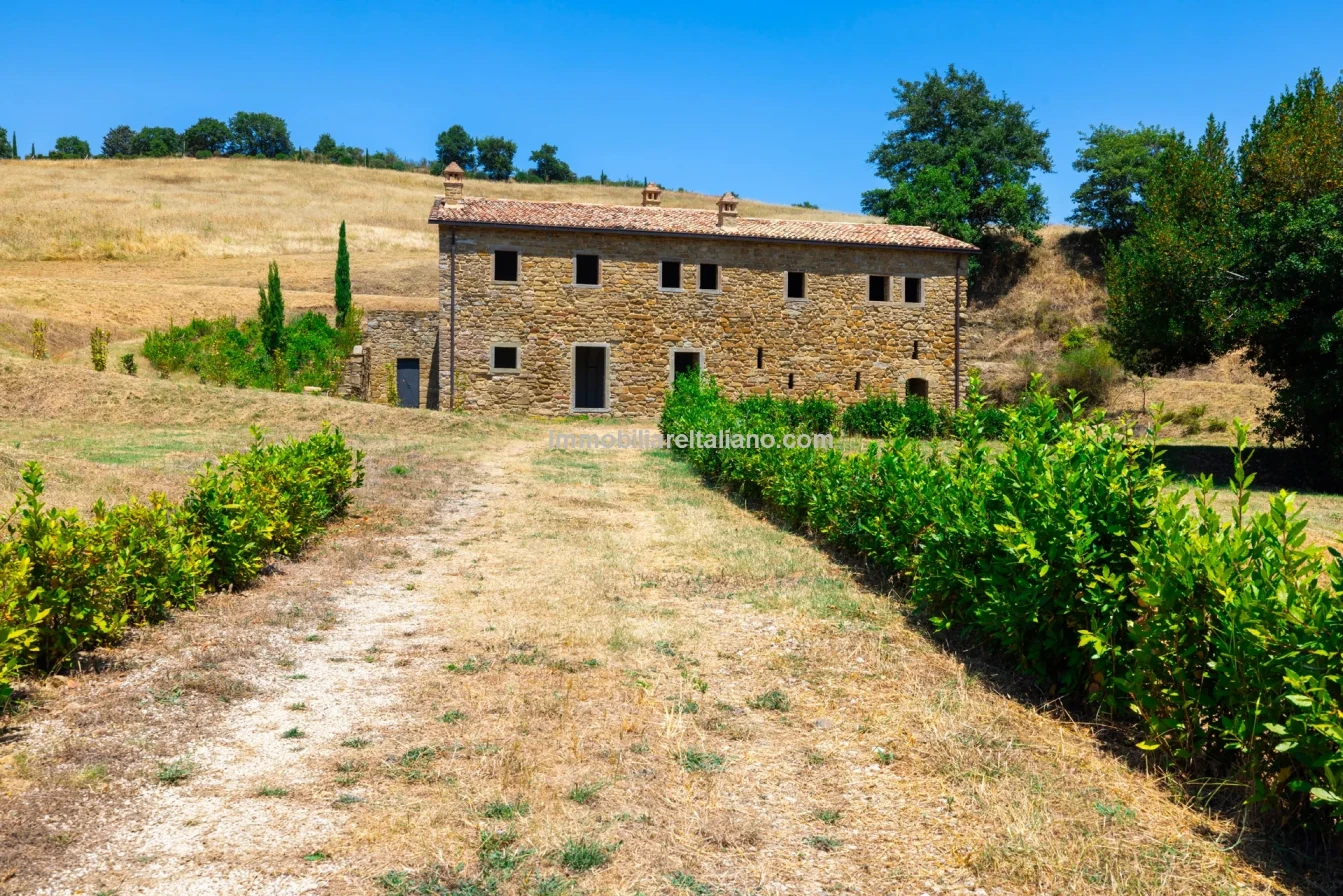 Ampio casale umbro con 5 camere da letto e vasti giardini a Città di Castello - Image 1