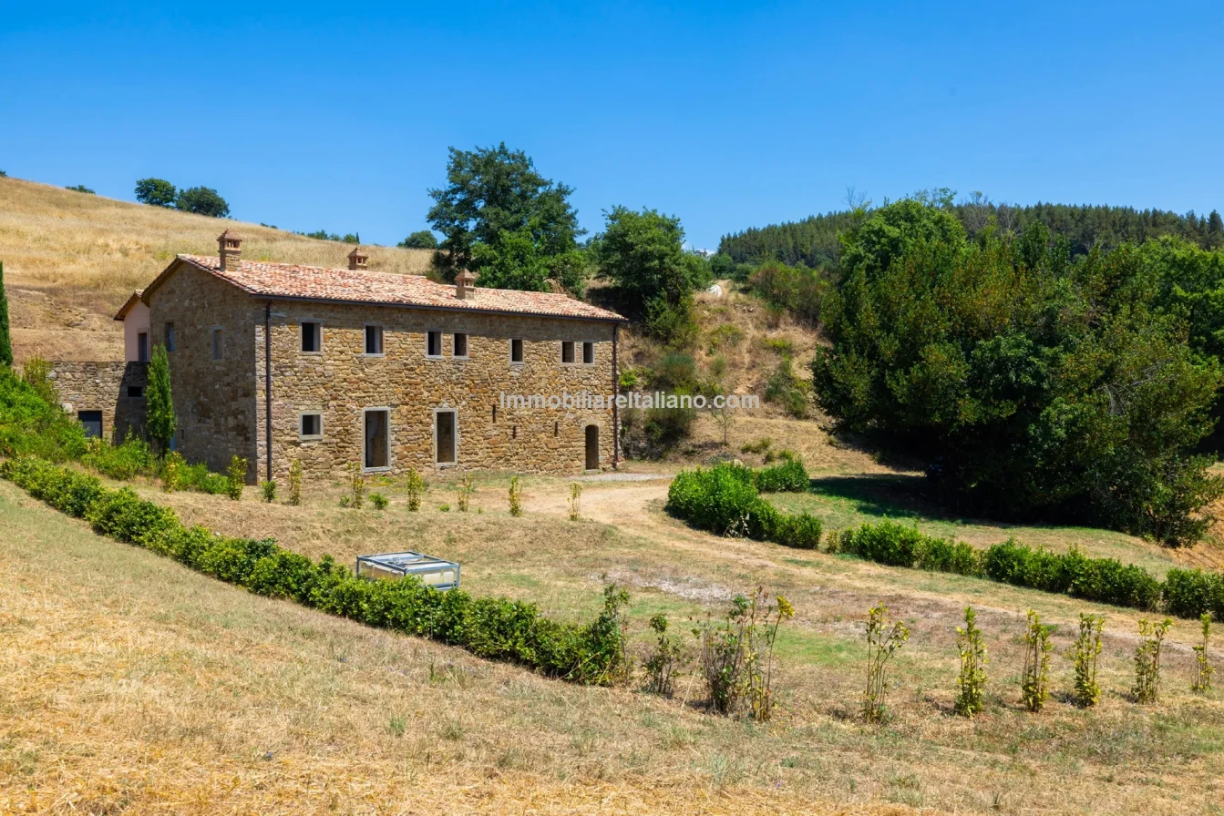Ampio casale umbro con 5 camere da letto e vasti giardini a Città di Castello - Image 2