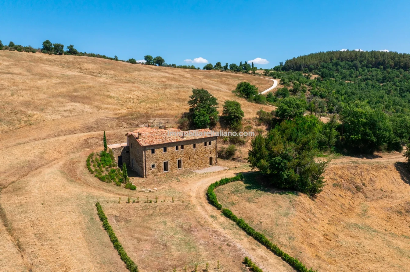 Ampio casale umbro con 5 camere da letto e vasti giardini a Città di Castello - Visualizza immagine 7 di 26