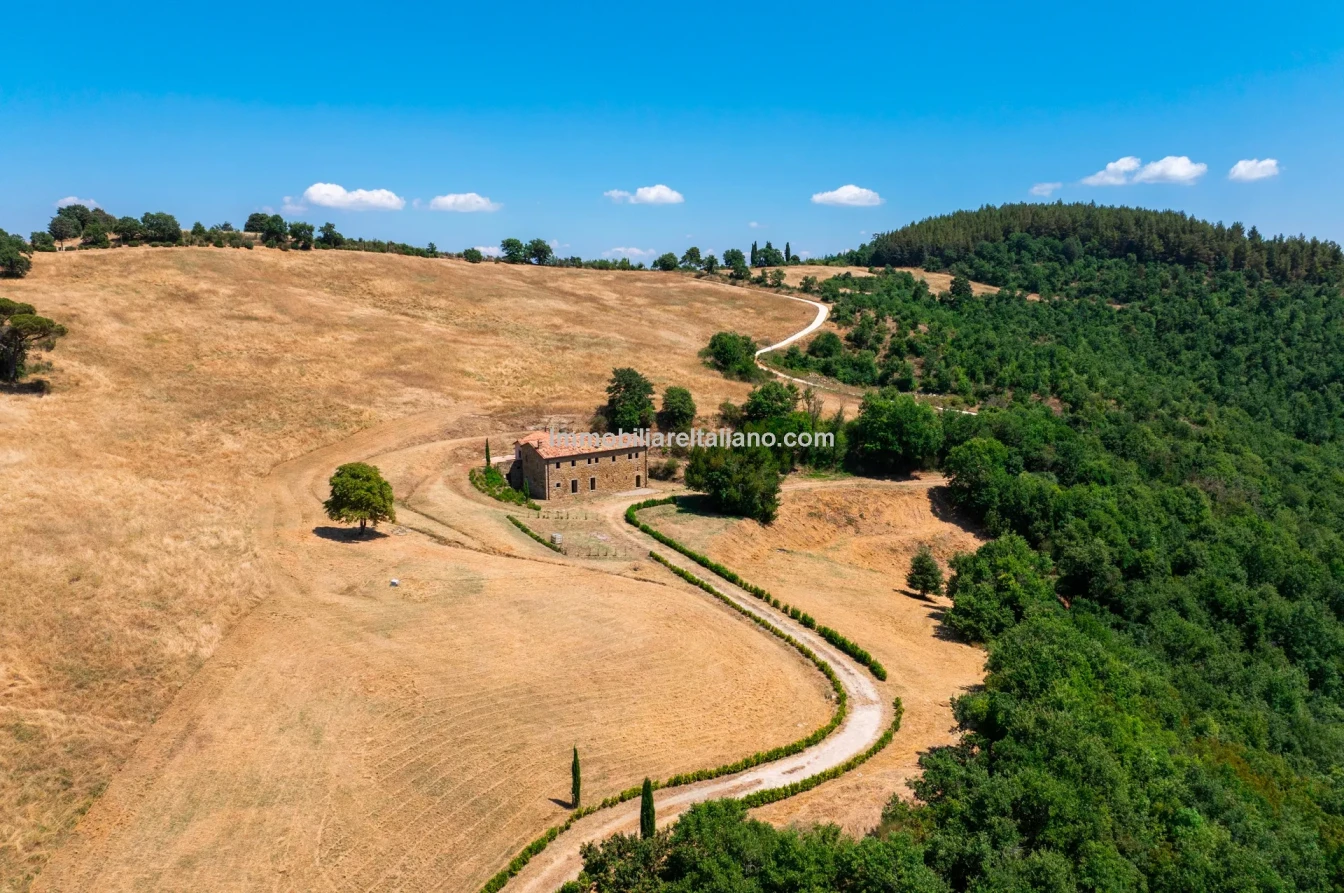 Ampio casale umbro con 5 camere da letto e vasti giardini a Città di Castello - Visualizza immagine 8 di 26