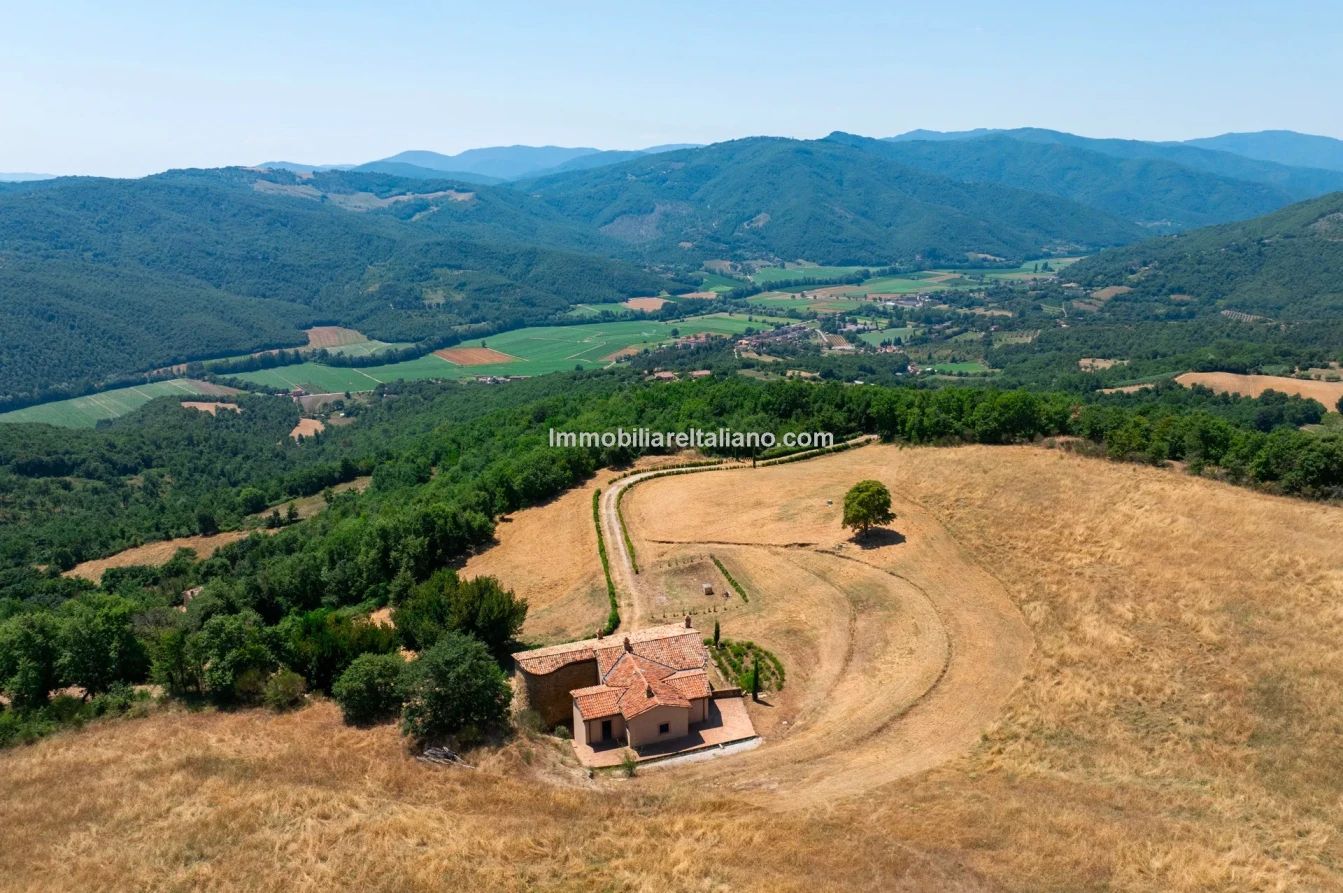 Ampio casale umbro con 5 camere da letto e vasti giardini a Città di Castello - Visualizza immagine 12 di 26