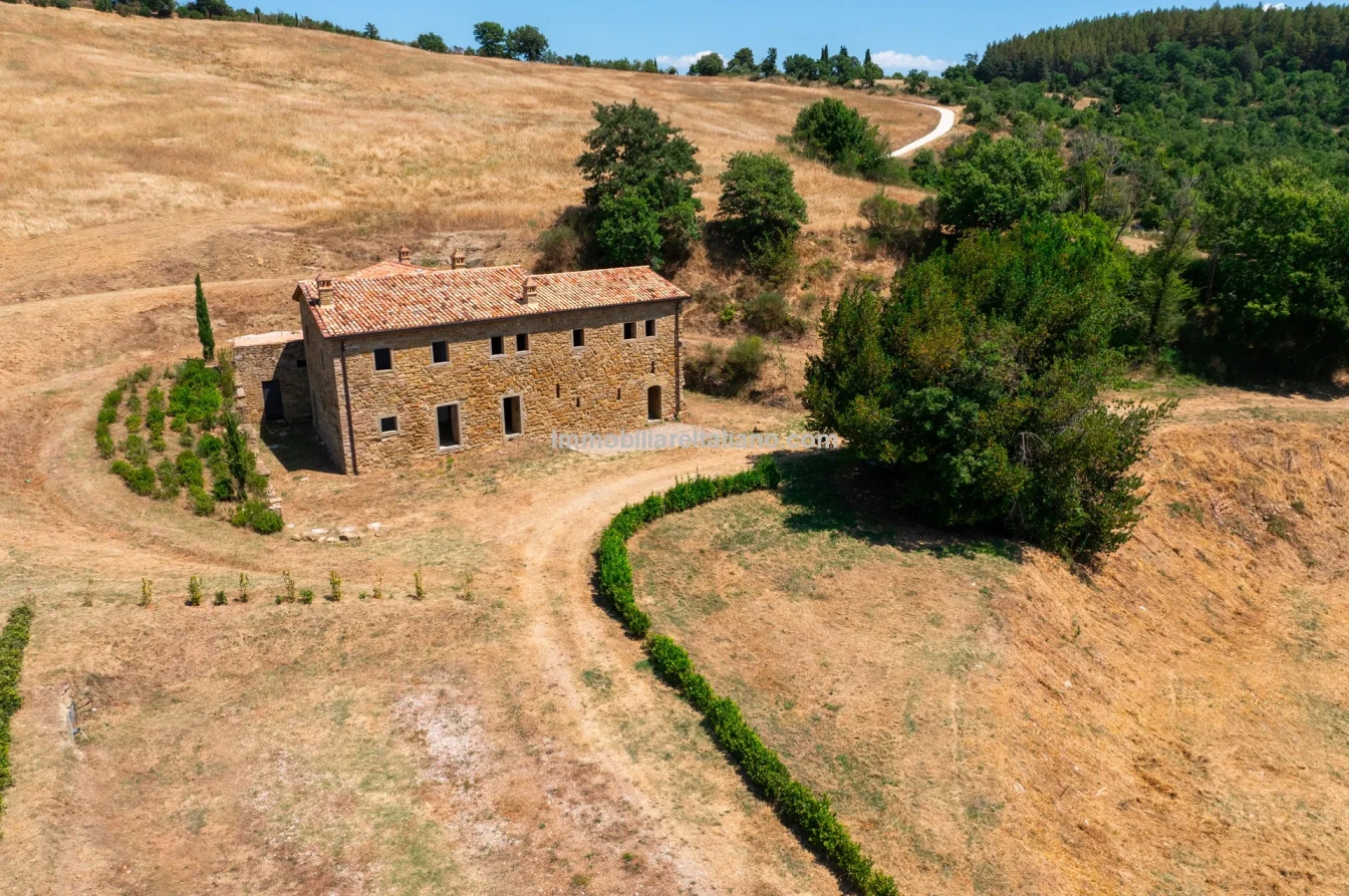 Ampio casale umbro con 5 camere da letto e vasti giardini a Città di Castello - Visualizza immagine 14 di 26