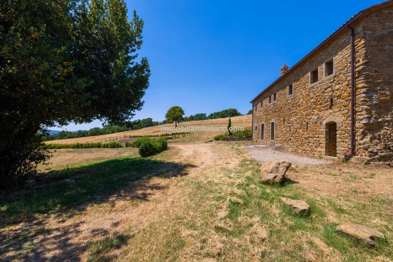 Ampio casale umbro con 5 camere da letto e vasti giardini a Città di Castello - Visualizza immagine 16 di 26