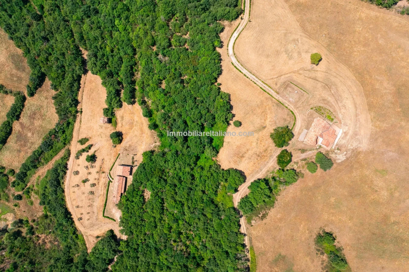 Ampio casale umbro con 5 camere da letto e vasti giardini a Città di Castello - Visualizza immagine 20 di 26