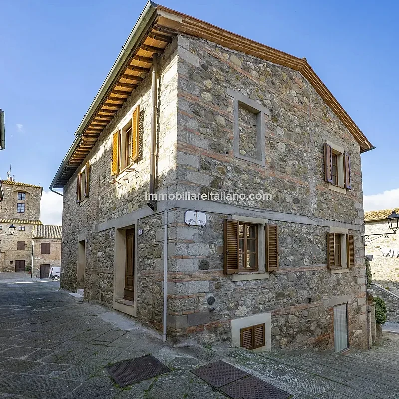 Renoveret 3-værelses rækkehus med gårdhave i historiske Val d'Orcia