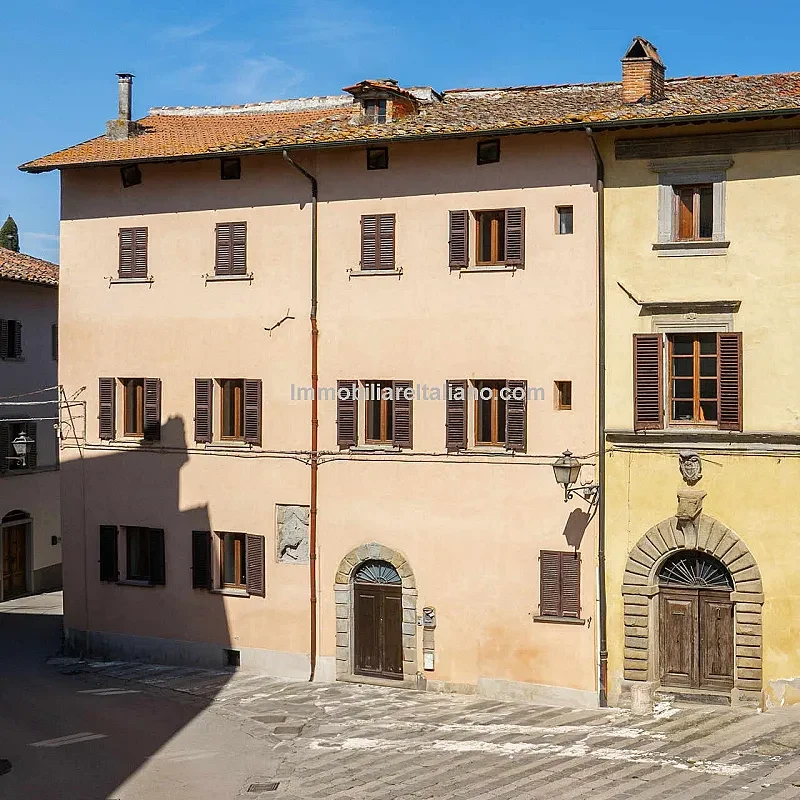 Elegant rækkehus med 3 soveværelser og terrasse i det historiske Sansepolcro
