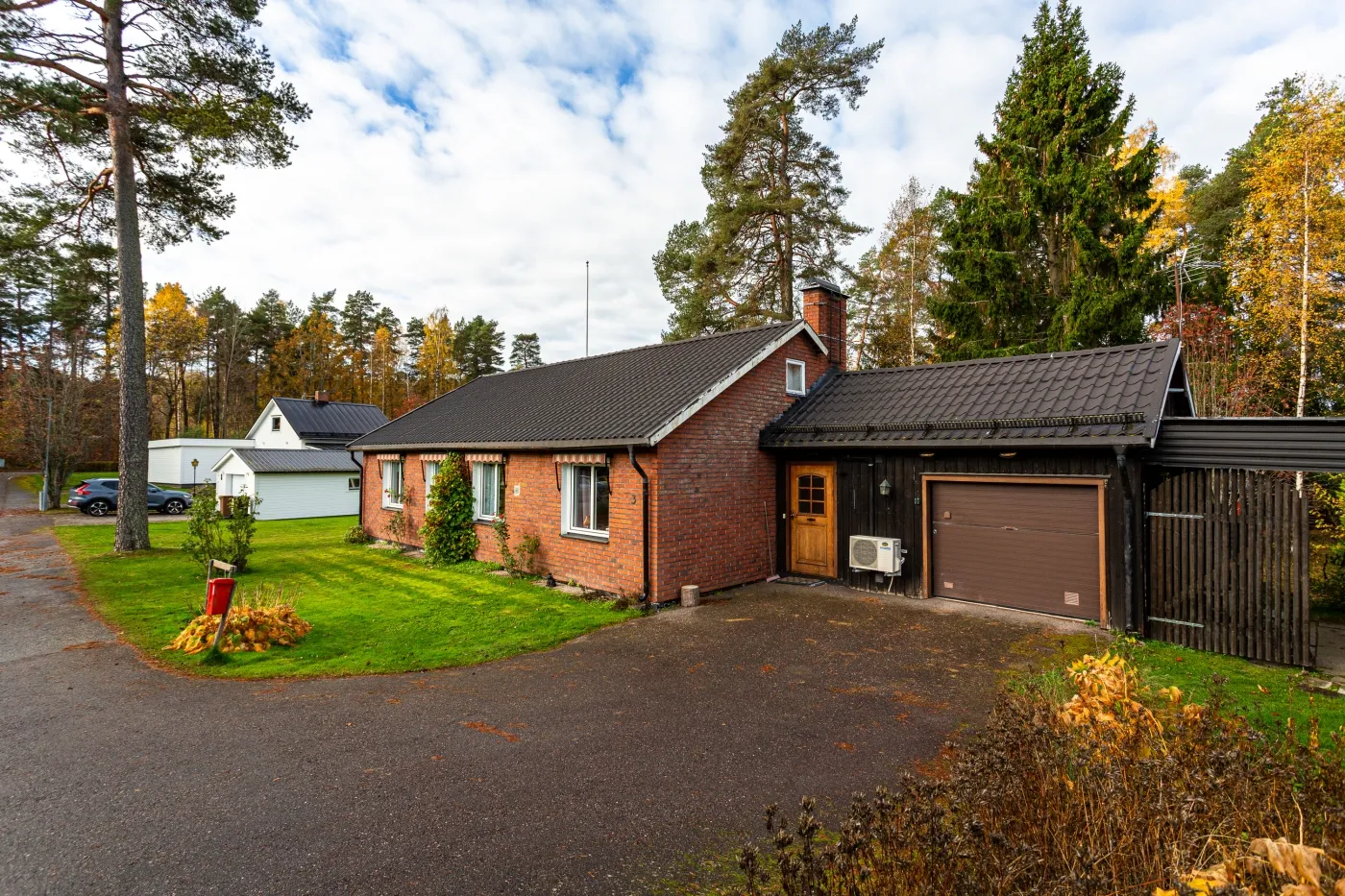 Mid-Century 2-Bedroom House with Expansive Garden in Adolfsberg, Örebro - Image 1