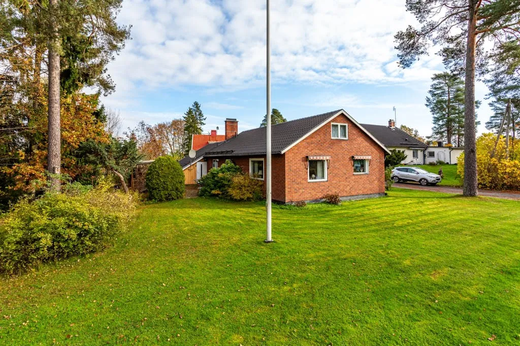Mid-Century 2-Bedroom House with Expansive Garden in Adolfsberg, Örebro - Image 2
