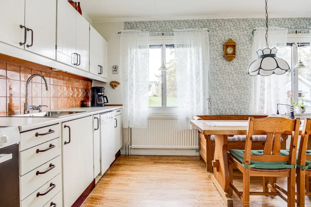 Mid-Century 2-Bedroom House with Expansive Garden in Adolfsberg, Örebro - Image 5