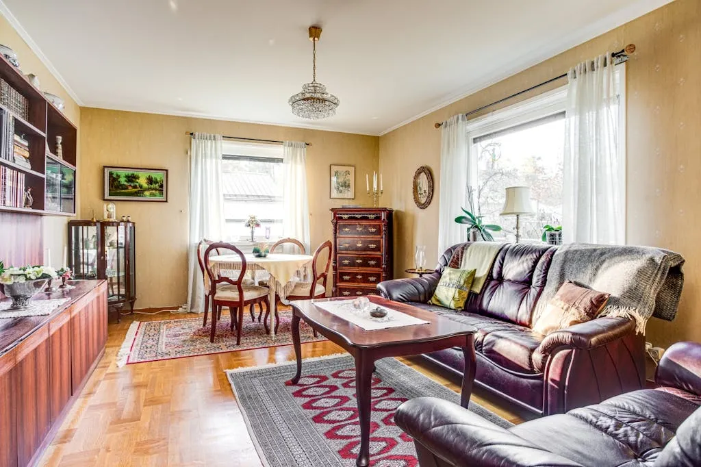 Mid-Century 2-Bedroom House with Expansive Garden in Adolfsberg, Örebro - View image 7 of 24