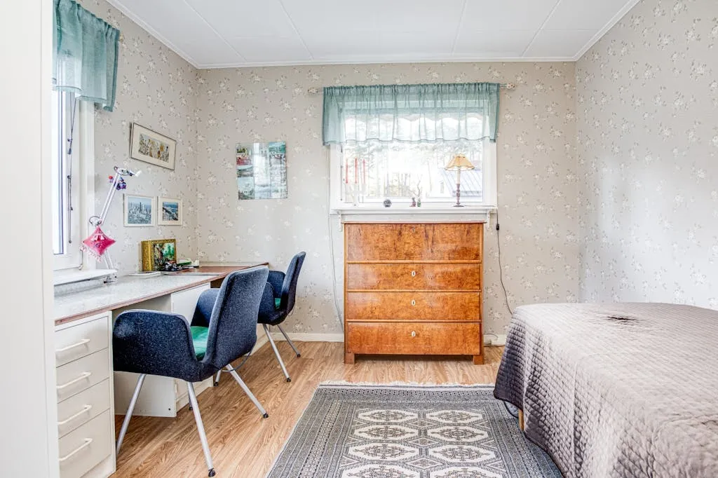 Mid-Century 2-Bedroom House with Expansive Garden in Adolfsberg, Örebro - View image 9 of 24