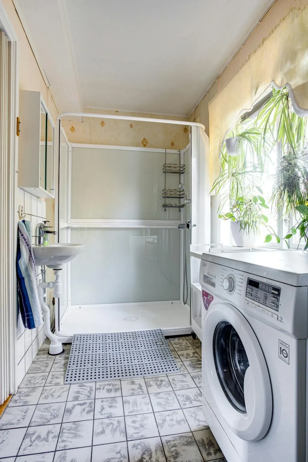 Mid-Century 2-Bedroom House with Expansive Garden in Adolfsberg, Örebro - View image 10 of 24