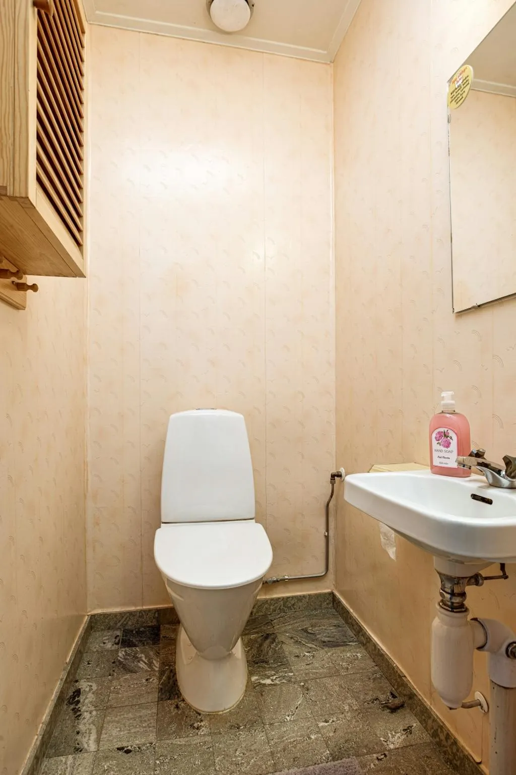 Mid-Century 2-Bedroom House with Expansive Garden in Adolfsberg, Örebro - View image 11 of 24